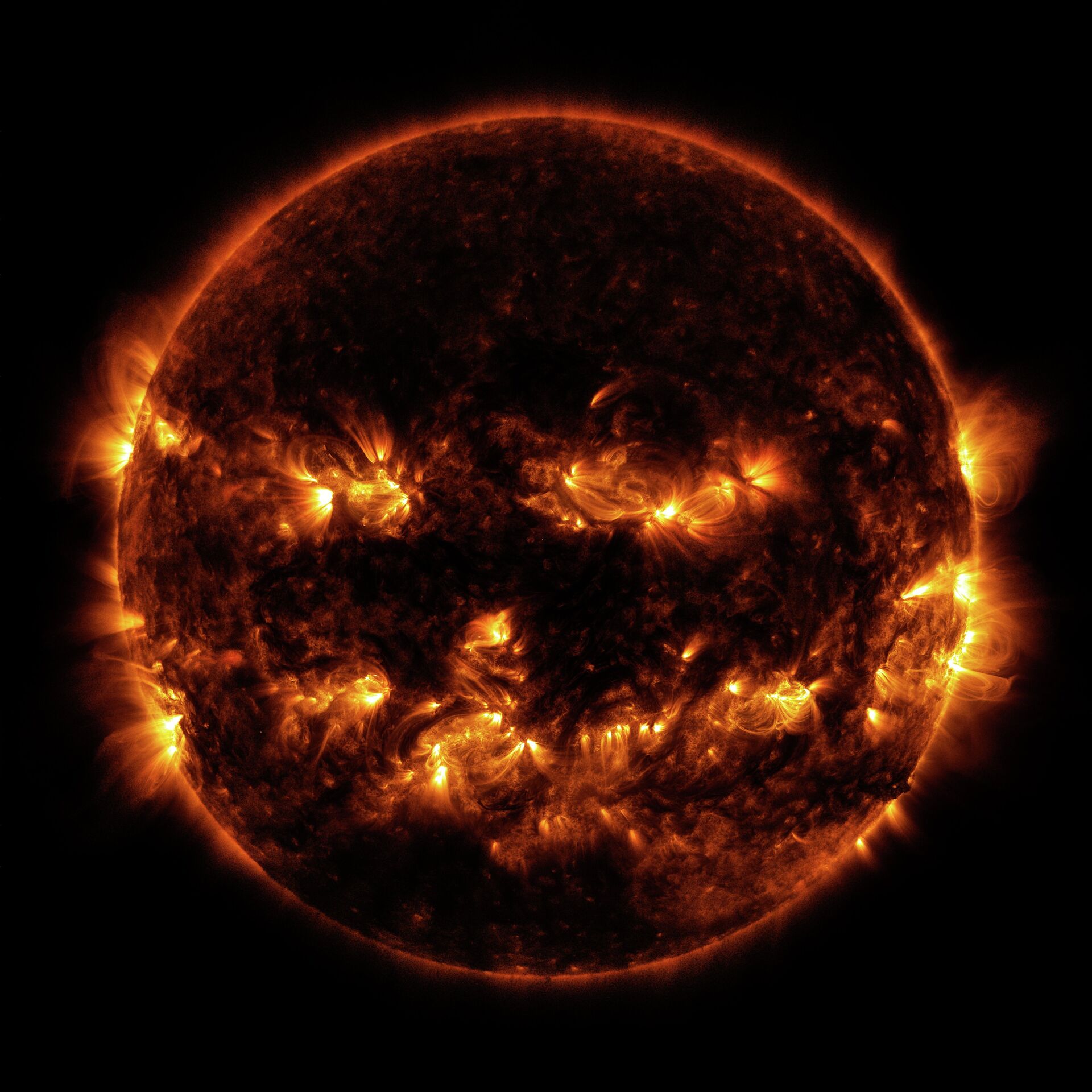 On October 8, 2014 active regions on the sun gave it the appearance of a jack-o'-lantern. This image is a blend of 171 and 193 angstrom light as captured by the Solar Dynamics Observatory. - Sputnik Азербайджан, 1920, 05.05.2024