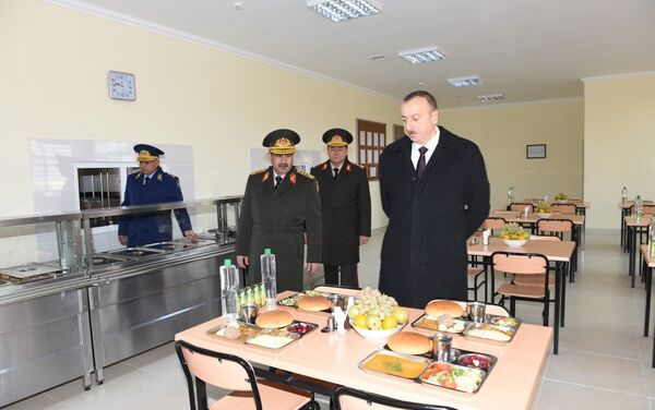 Ильхам Алиев ознакомился с военным городком ВВС Азербайджана. - Sputnik Азербайджан