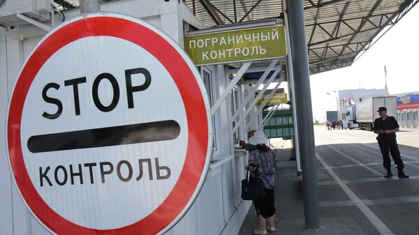 Приезжие проходят пограничный контроль на пункте пропуска Армянск российско-украинской границы - Sputnik Азербайджан