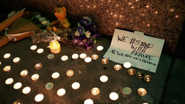 A makeshift memorial honoring the victims of the terror attack in Paris is seen outside the Consulate General of France in San Francisco, California November 13, 2015 - Sputnik Azərbaycan