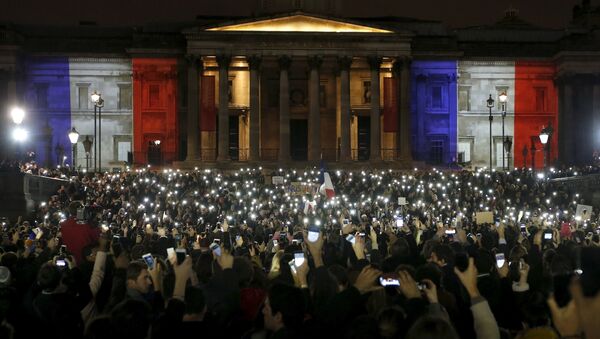 People take part in a vigil to pay tribute to the victims of the Paris attacks, at Trafalgar Square in London, Britain November 14, 2015 - Sputnik Азербайджан