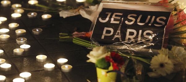 Flowers and candles are placed near the scene of a shootin the day after a series of deadly attacks in Paris , November 14, 2015 - Sputnik Азербайджан