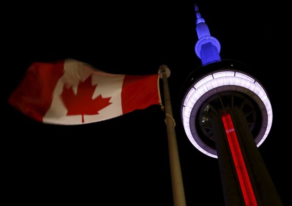 Телебашня Си-Эн Тауэр в канадском Торонто в цветах французского флага в память о жертвах терактов. - Sputnik Азербайджан
