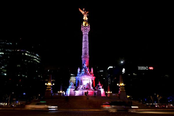 Монумент независимости в Мехико в цветах французского флага в память о жертвах терактов в Париже. - Sputnik Азербайджан