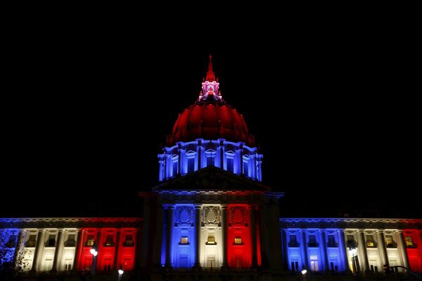 Городская ратуша в Сан-Франциско в цветах французского флага в память о жертвах терактов. - Sputnik Азербайджан