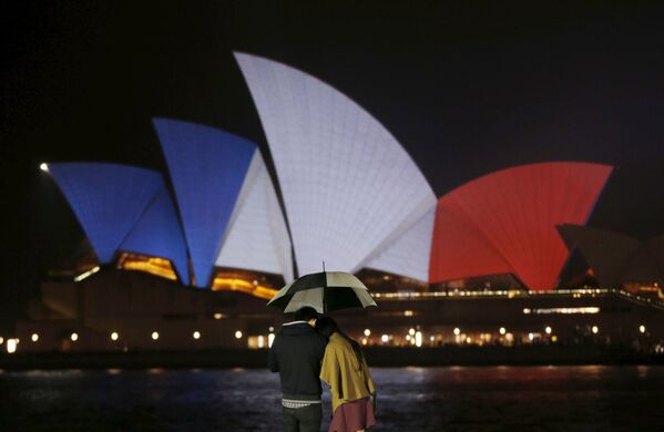 Оперный театр в австралийском Сиднее в цветах французского флага в память о жертвах терактов в Париже. - Sputnik Азербайджан