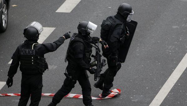 Members of the French national police intervention group (BRI) prepare to carry out searches in the vicinity of where a female police officer was shot dead in Montrouge, a southern suburb of Paris on January 8, 2015 - Sputnik Азербайджан