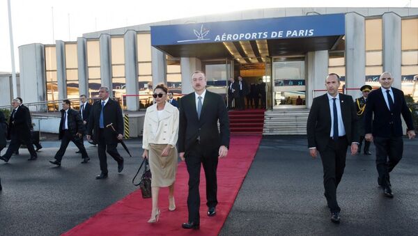 Президент Ильхам Алиев с супругой в аэропорту Орли в Париже - Sputnik Азербайджан