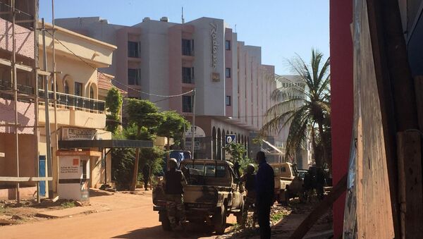 Malian troops take position outside the Radisson Blu hotel in Bamako on November 20, 2015 - Sputnik Azərbaycan