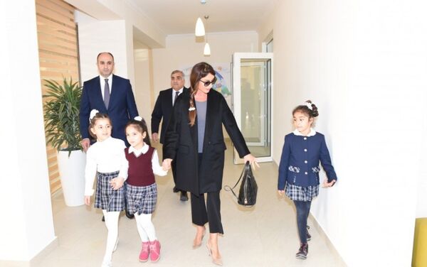 Первая леди Мехрибан Алиева в детском саде-яслях номер 340 в поселке Бузовна - Sputnik Азербайджан