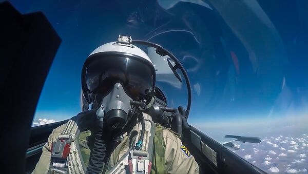 Пилот ВКС РФ во время боевого вылета в Сирии - Sputnik Азербайджан