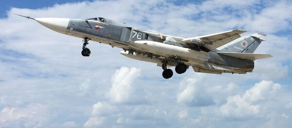 Российский самолет Су-24 взлетает с авиабазы Хмеймим в Сирии - Sputnik Азербайджан