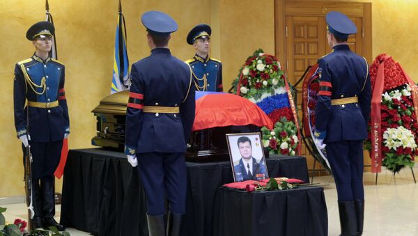 Funeral of pilot Oleg Peshkov killed in Syria - Sputnik Azərbaycan
