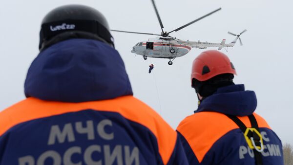 Спасатели МЧС РФ проводят учения по воздушно-десантной подготовке в Казани - Sputnik Азербайджан