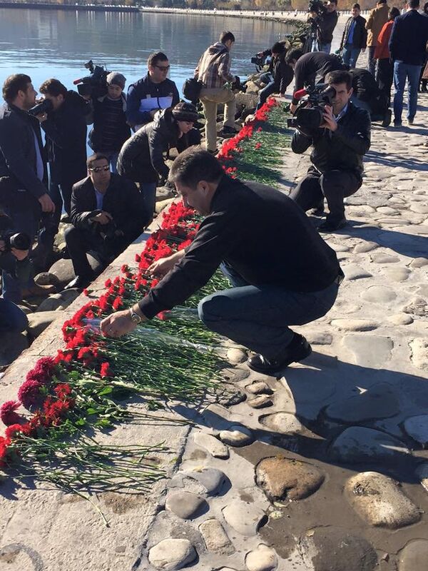 Акция памяти жертв аварии - Sputnik Азербайджан