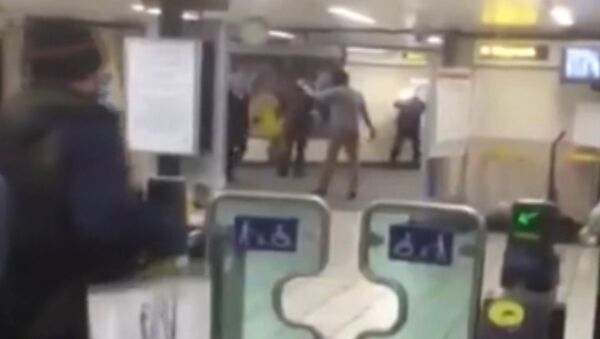 Задержание напавшего с ножом на пассажиров метро в Лондоне. Съемка очевидца - Sputnik Азербайджан