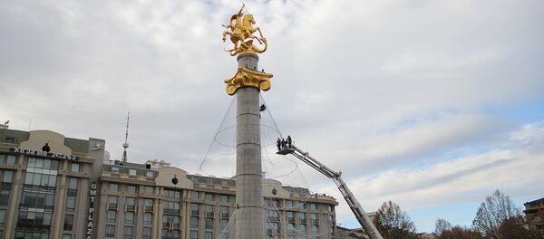 Статую Церетели превратили в новогоднюю елку - Sputnik Азербайджан