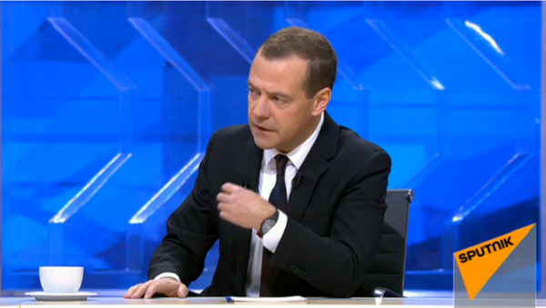 LIVE : Интервью премьер-министра РФ Дмитрия Медведева российским телеканалам - Sputnik Azərbaycan