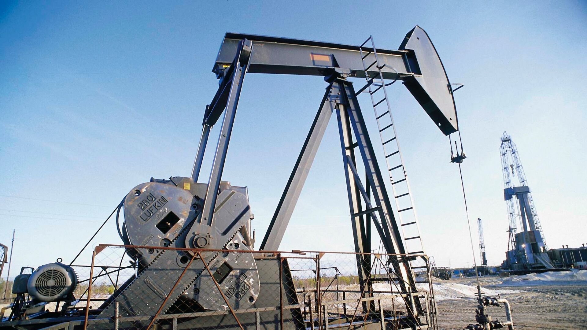 The prices of West Texas Intermediate (WTI), the US oil benchmark, and Brent crude, the global oil benchmark, hit record lows not seen since April 2009 on Tuesday. - Sputnik Азербайджан, 1920, 03.02.2023