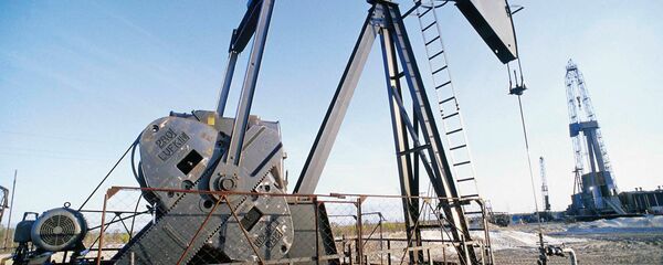The prices of West Texas Intermediate (WTI), the US oil benchmark, and Brent crude, the global oil benchmark, hit record lows not seen since April 2009 on Tuesday. - Sputnik Азербайджан