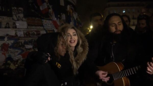 Мадонна в Париже исполнила песню Леннона Imagine в память о жертвах терактов - Sputnik Азербайджан