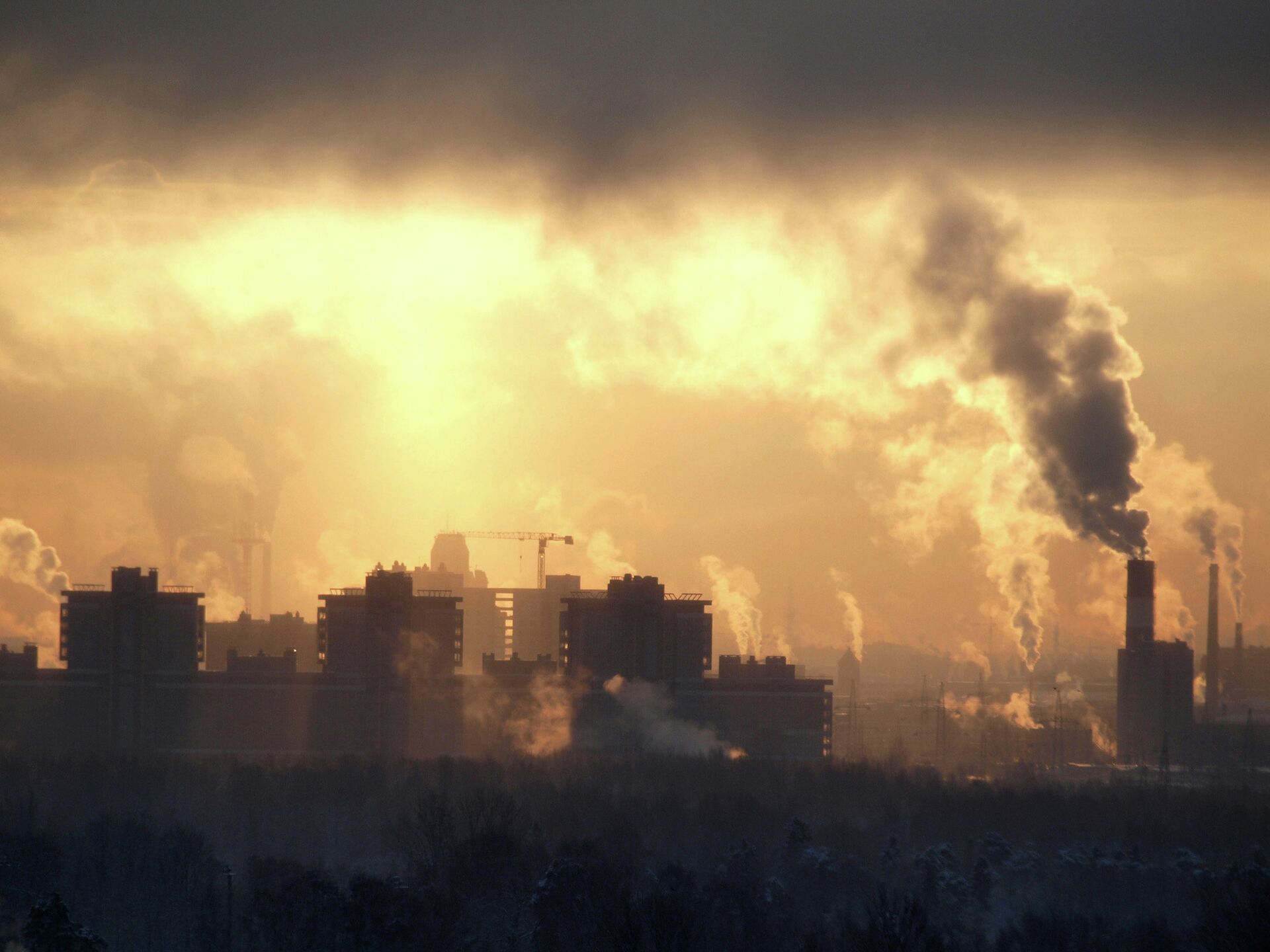 Воздух сегодня свежий. Загрязнение воздуха. Загрязненный воздух в городе. Смог в городе. Выбросы заводов в атмосферу.