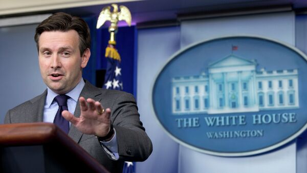 White House press secretary Josh Earnest speaks during the daily news briefing at the White House in Washington - Sputnik Azərbaycan