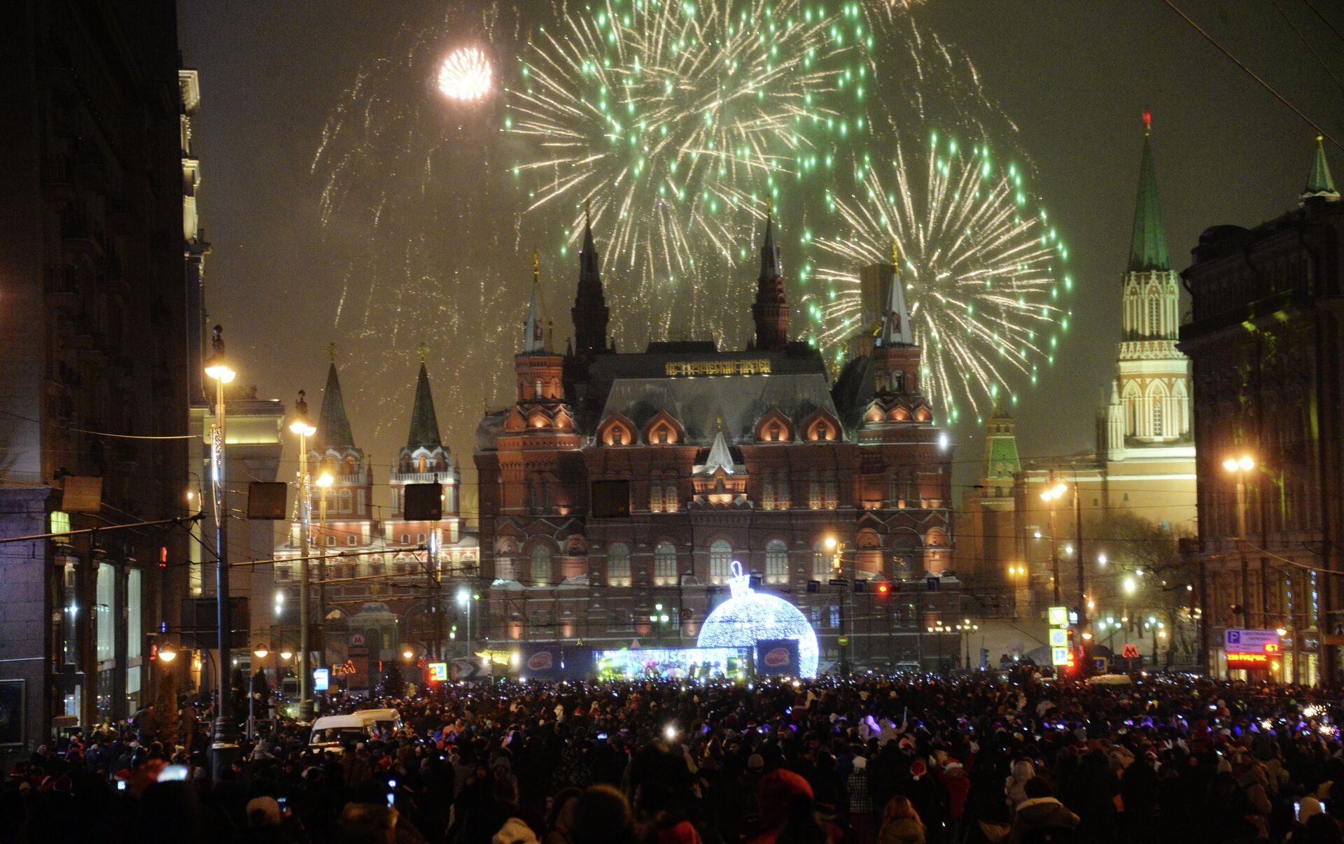 Кто раньше встречает новый год. Москва 2015. Новый год 2015 Москва. Праздник новый год в России. Празднование нового года в России картинки.