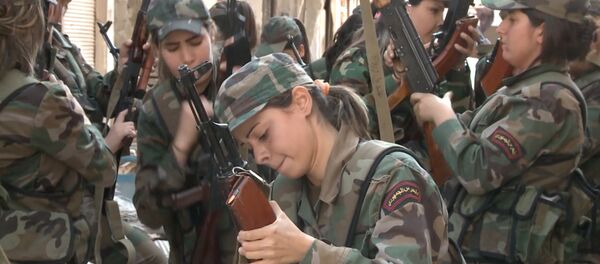Сирийский женский батальон: как девушек-добровольцев учат воевать с ИГ Сирийский женский батальон: как девушек-добровольцев учат воевать с ИГ - Sputnik Азербайджан