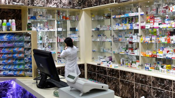 Фармацевт в аптеке - Sputnik Азербайджан