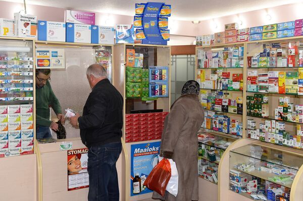 Покупатели в аптеке - Sputnik Азербайджан