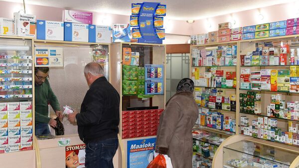 Покупатели в аптеке - Sputnik Азербайджан