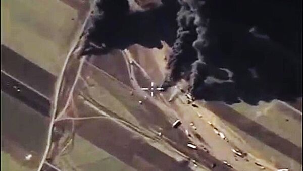 Уничтожение на территории Сирии объектов по добыче и переработке нефти ИГ. Архивное фото - Sputnik Азербайджан