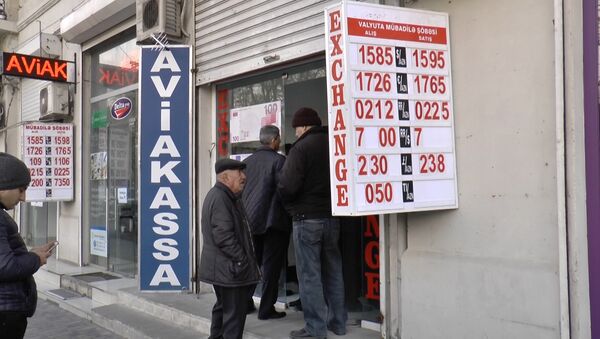Люди выстраиваются в очереди перед  обменниками в центре Баку - Sputnik Азербайджан