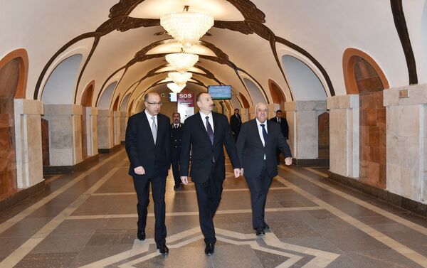 Президент Ильхам Алиев на открытии второго входа станции метро Эльмляр Академиясы. Фото с сайта Президента АР - Sputnik Азербайджан