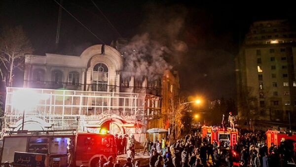 Протесты перед посольством Саудовской Аравии в Тегеране. Фото АР - Sputnik Азербайджан