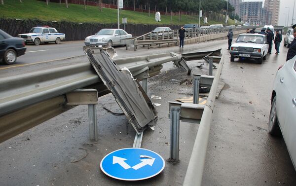Авария на Бакинской окружной дороге. Фото с сайта Azeryolservis - Sputnik Азербайджан