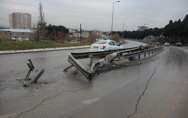 Авария на Бакинской окружной дороге. Фото с сайта Azeryolservis - Sputnik Азербайджан