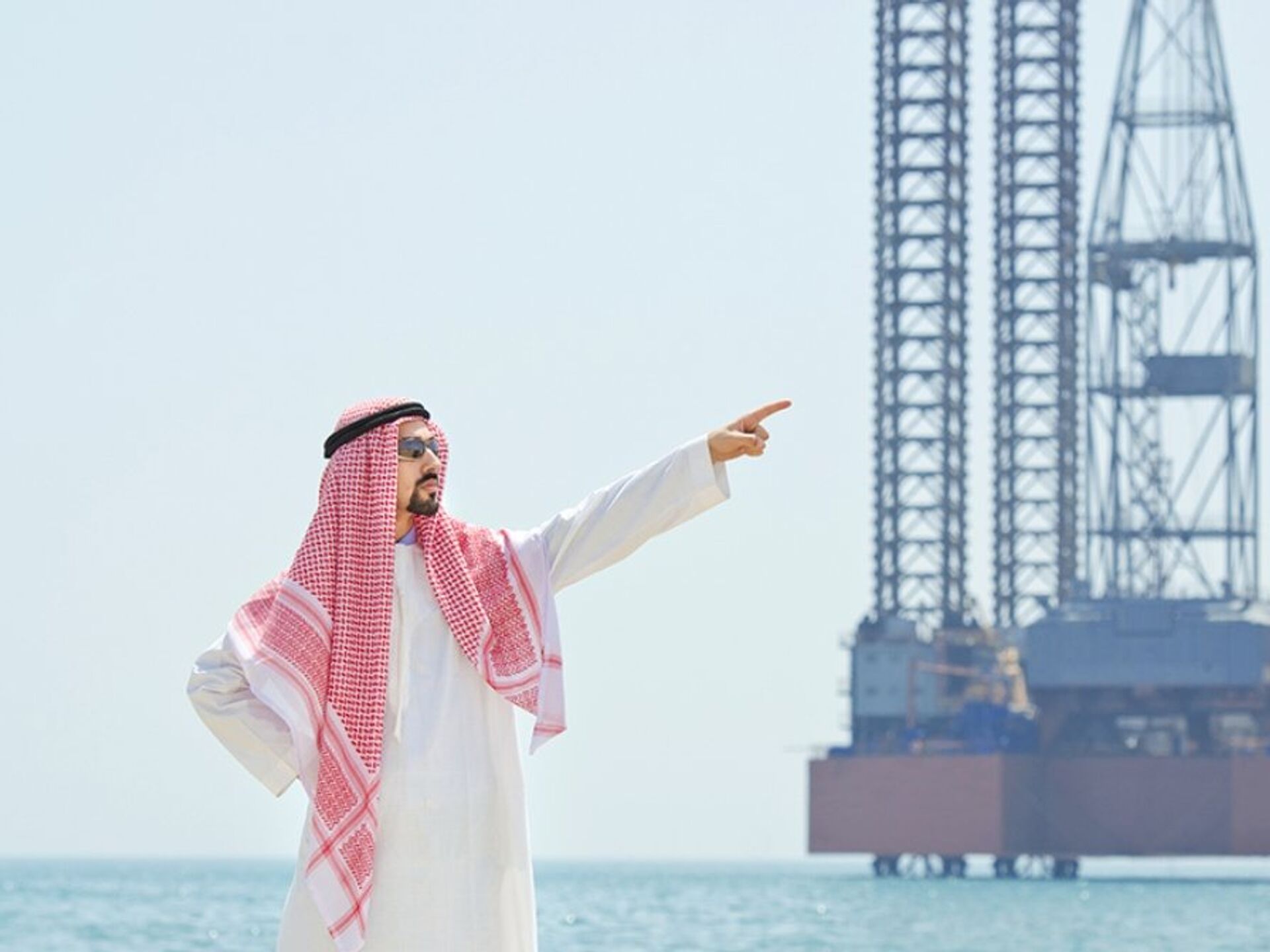 Саудовская аравия показатели. Саудовская Аравия нефтедобыча. Шейх Саудовской Аравии. Саудовская Аравия нефть. Нефтевышки Саудовская Аравия.