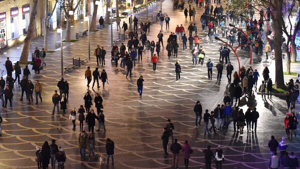Люди на Площади Фонтанов в Баку - Sputnik Азербайджан