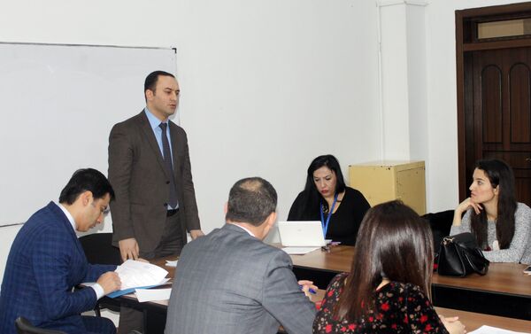 Директор Центра оценки и управления качеством образования Рагиф Гасымов знакомит «общественный контроль» с процессом прохождения экзаменов - Sputnik Азербайджан