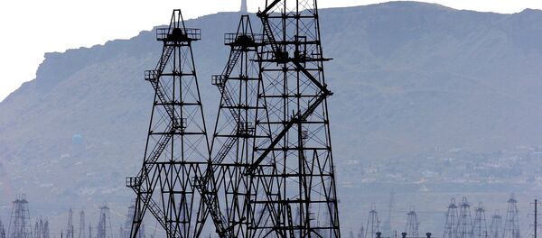 Нефтяные вышки на Каспийском море в г.Баку - Sputnik Азербайджан