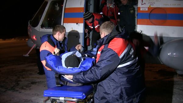 Спасатели на Ми-8 забрали с базы геологов пострадавшего на перевале Дятлова - Sputnik Азербайджан