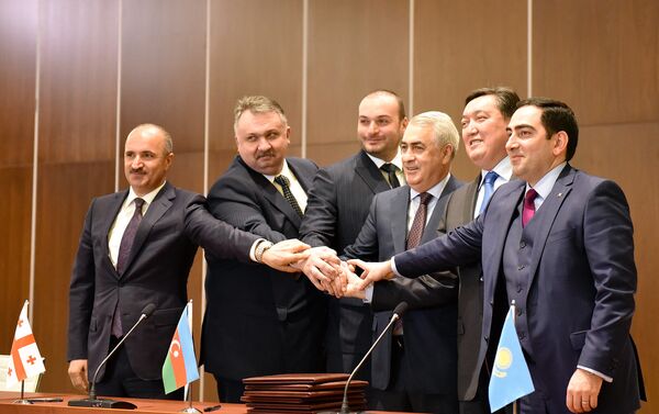 Рукопожатие после подписания протокола - Sputnik Азербайджан