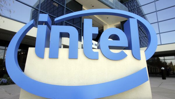 Логототип Intel перед штаб-квартирой корпорации в Санта-Кларе, штат Калифорния. - Sputnik Азербайджан