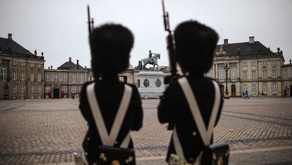 Солдаты перед зданием Парламента в Копенгагене. Архивное фото. - Sputnik Азербайджан
