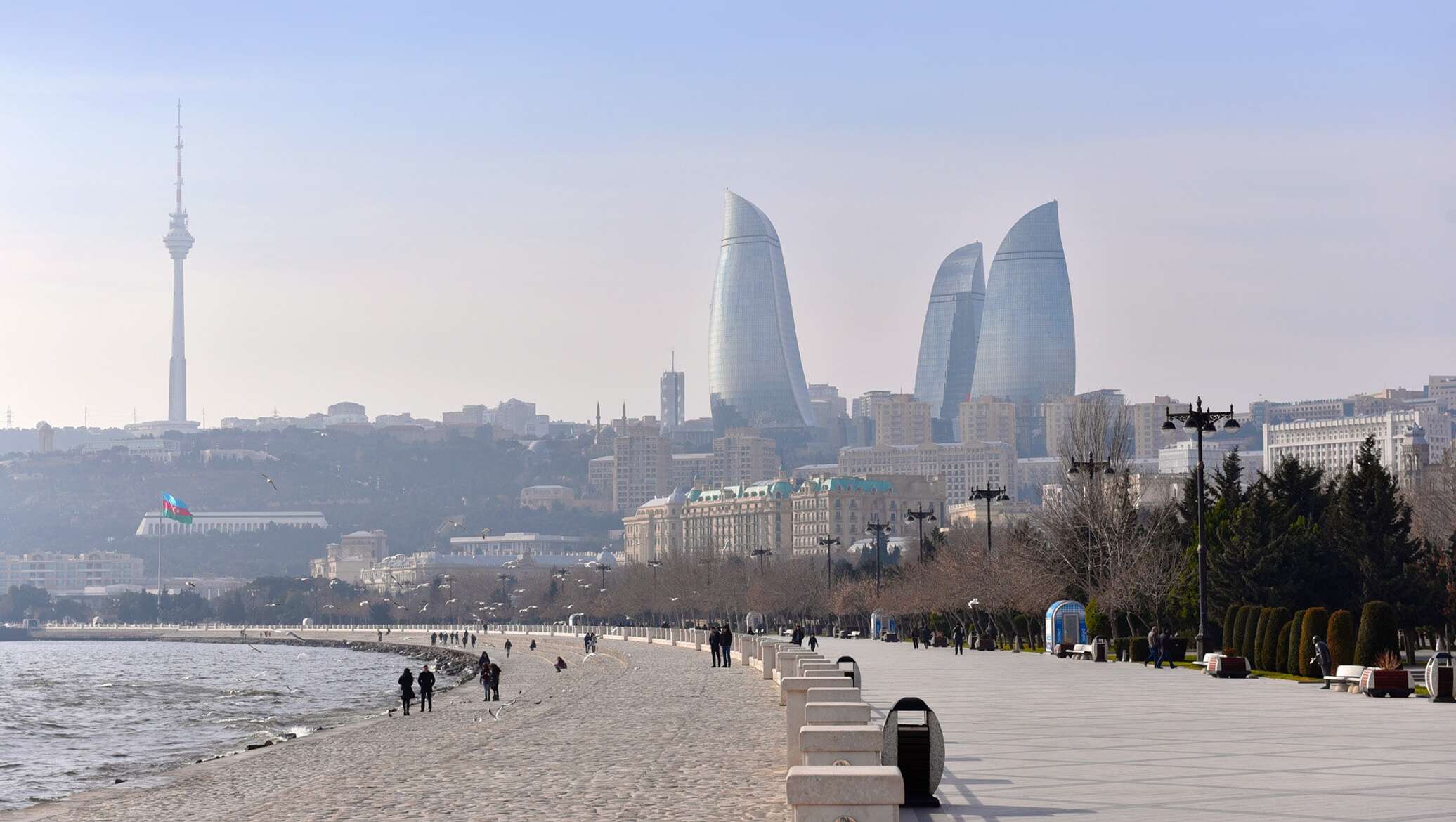 Можно ли в азербайджан. Баку Азербайджан Приморский бульвар. Баку 2020 бульвар. Приморский бульвар Баку достопримечательности. Бакинский бульвар Азербайджан.