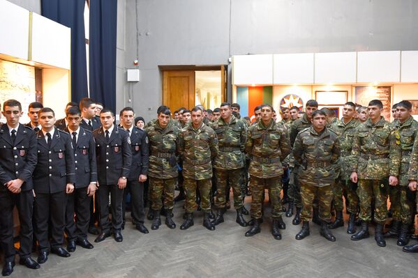 Солдаты на выставке Родину возвышают шехиды - Sputnik Азербайджан