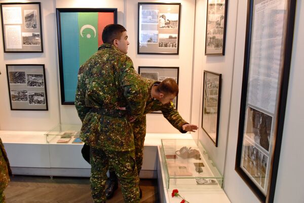 Солдаты на выставке Родину возвышают шехиды - Sputnik Азербайджан