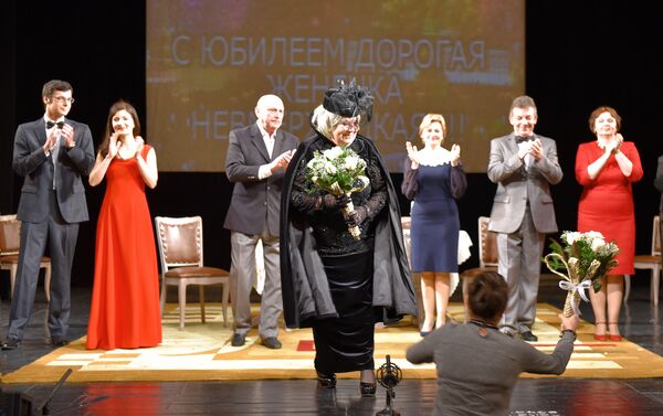 Букеты цветов буквально заполнили фойе и зал театра. - Sputnik Азербайджан
